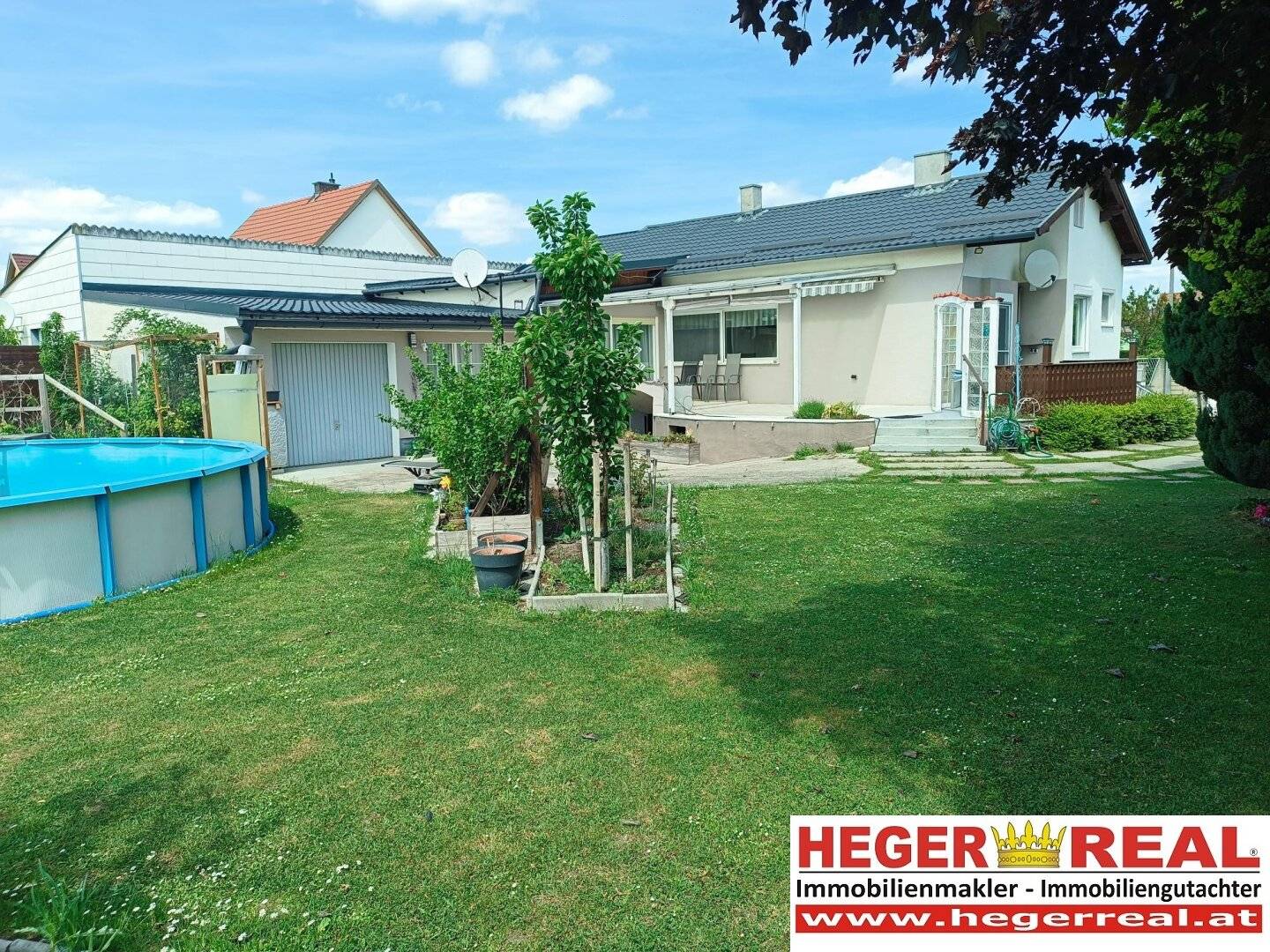 House with basement / 4 - 5 rooms / Garage and carport / Large plot