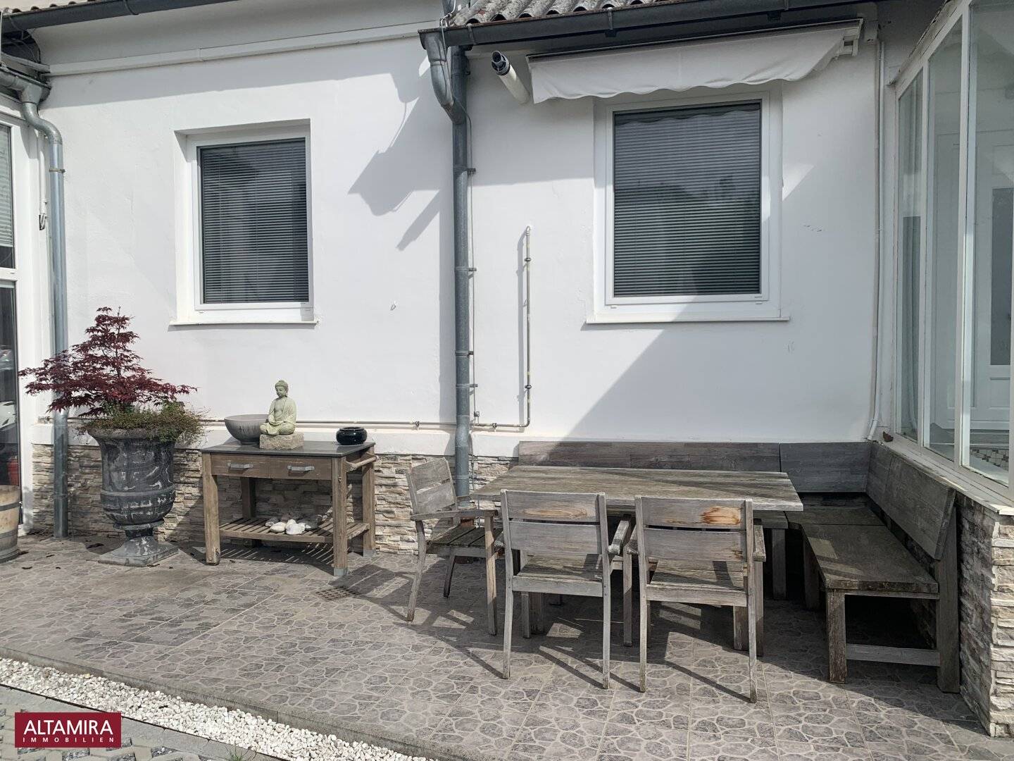 Top-Rendite: Wohnhaus mit Garten und großer Garage, ruhige Lage im Zehnerviertel