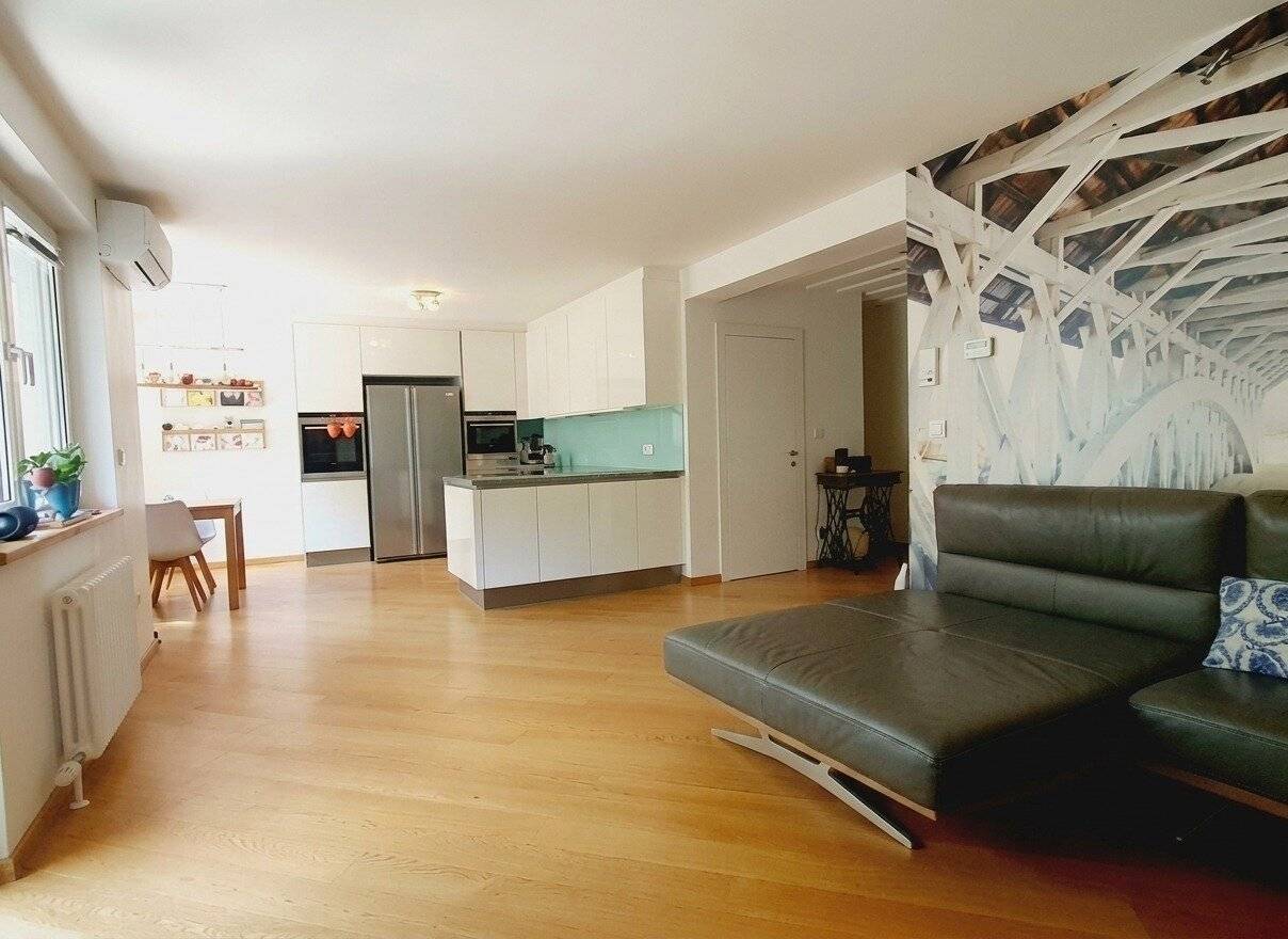 PREISWERT - Top SANIERTE sonnige 4 Zimmer Wohnung mit Loggia, Klima &amp; Parkblick