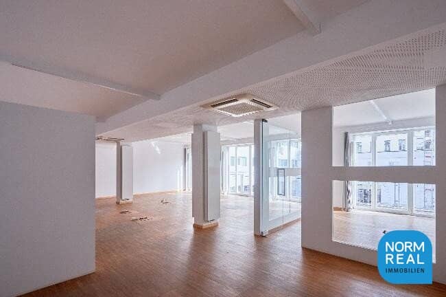 Modern office or practice room with balcony at Paulusplatz