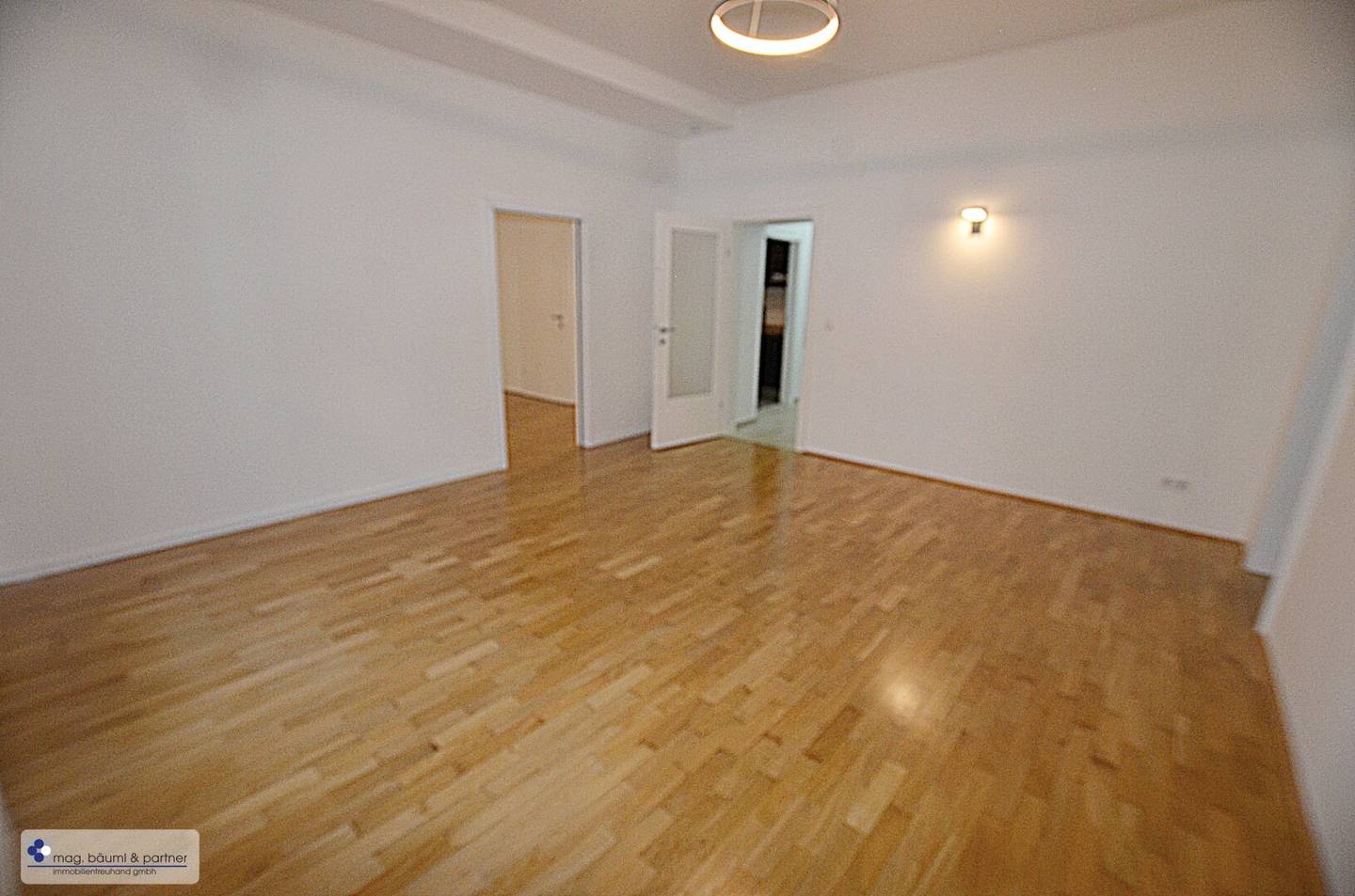 TOP RENOVATED 3-ROOM APARTMENT INCLUDING CAR PARKING SPACE