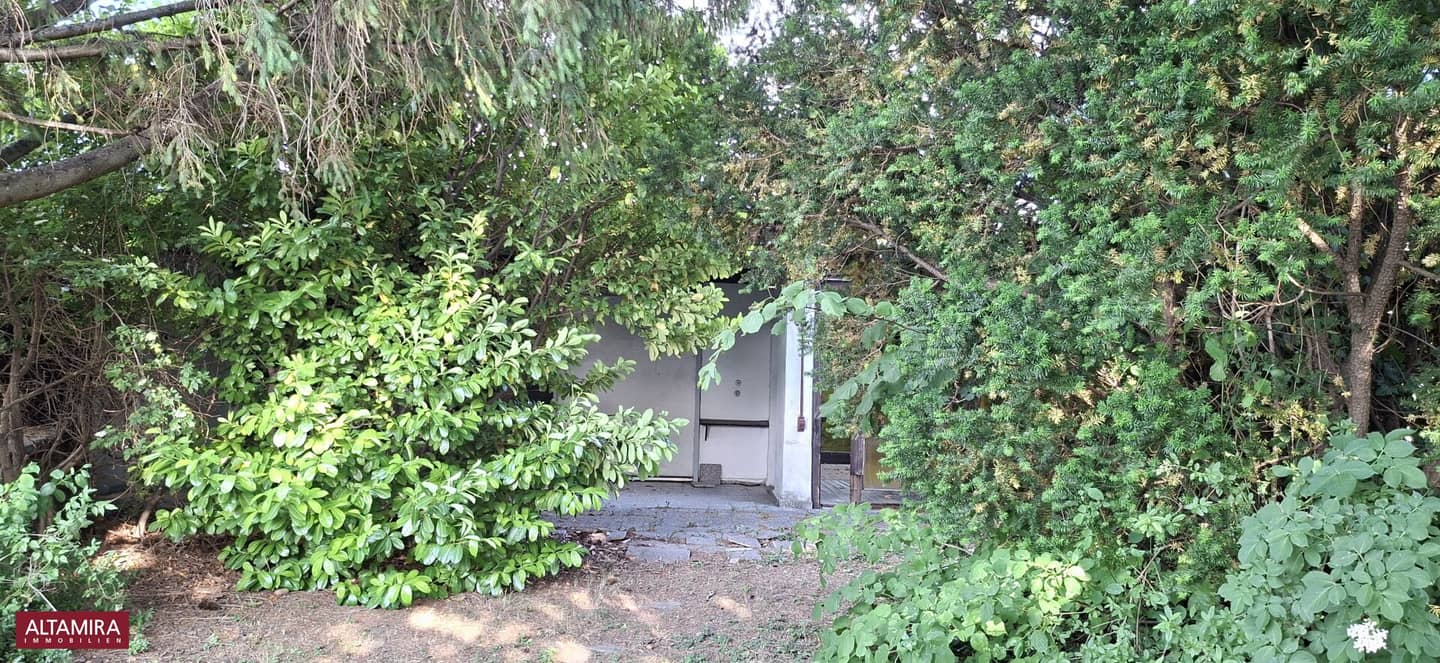 Badehäuser in allen Himmelsrichtungen, renovierungsbedürftig, Mietgrund