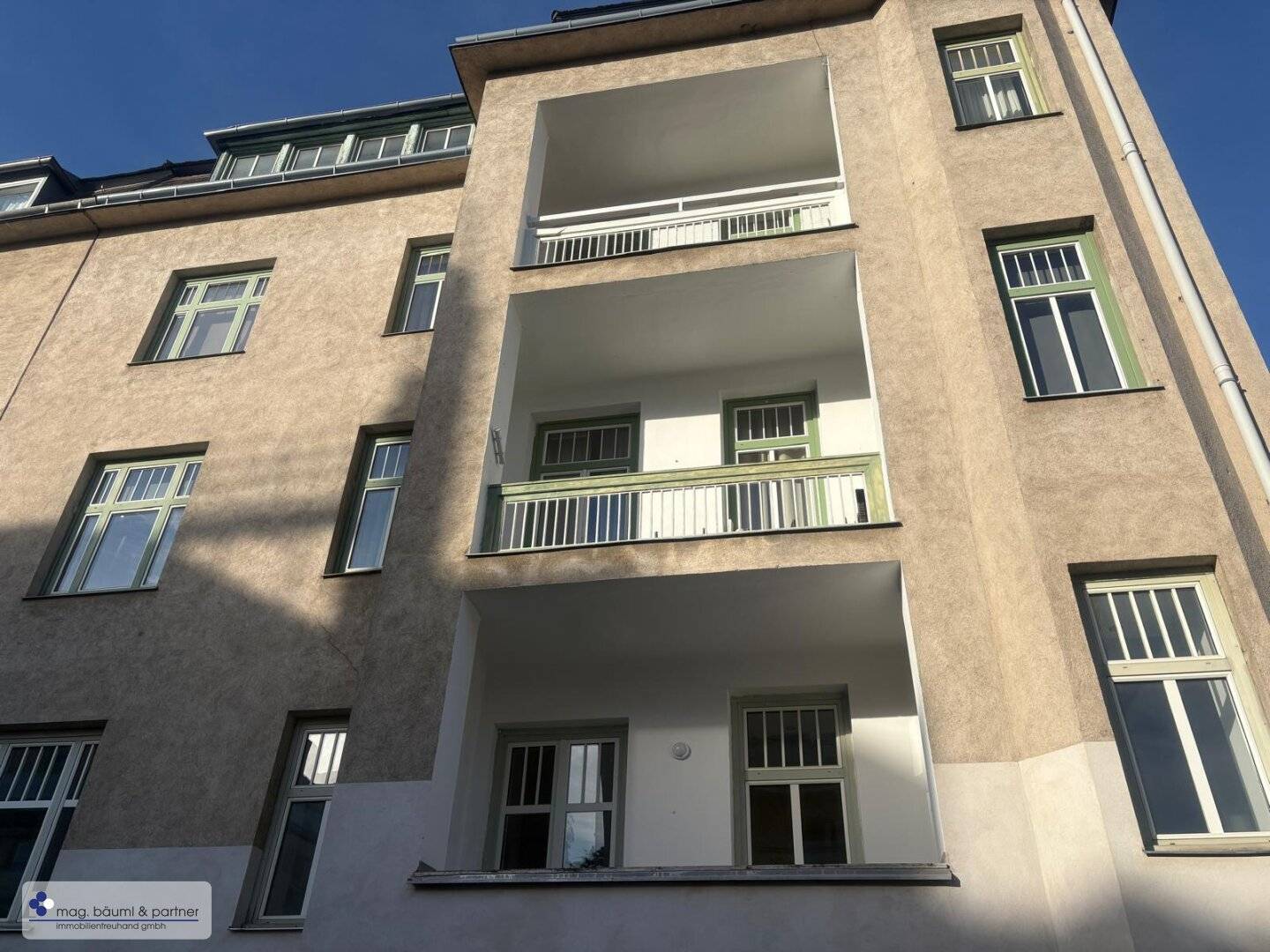 Modern 5-room apartment in an old building with outdoor areas and garden use