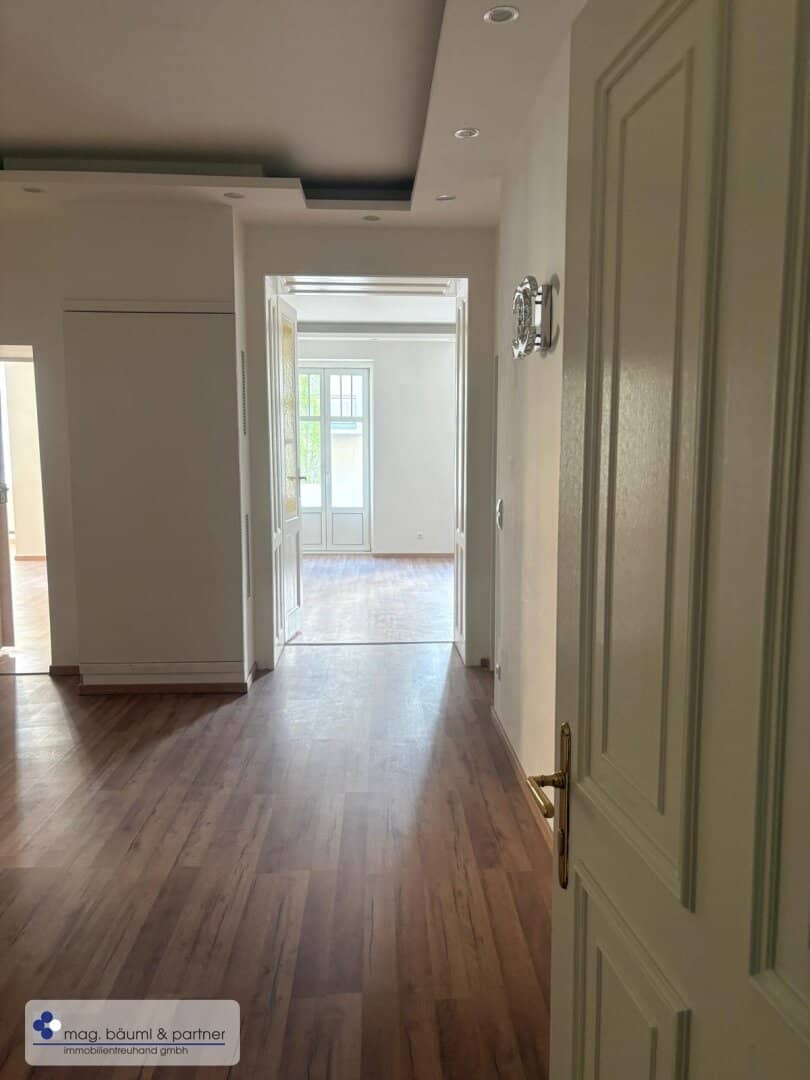 Modern 5-room apartment in an old building with outdoor areas and garden use