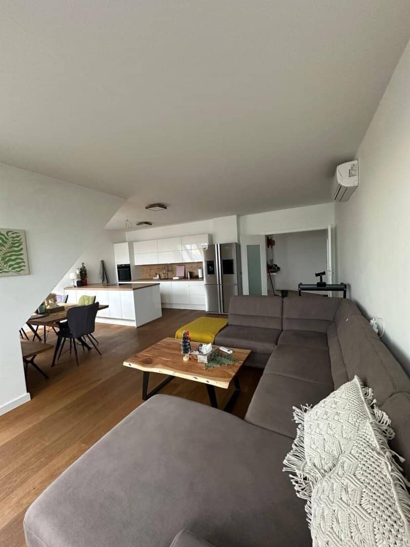 SEHR Grosse Sonnige Dachgeschosswohnung mit Grosser Dachterasse 360° Blick Klmatisiert/Gemeinschaftsgarten/ Garege im Eigentum Möbliert und DAN Küche...