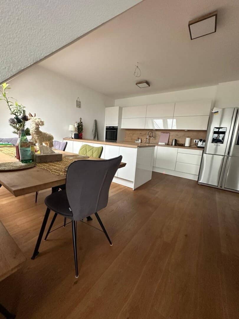 SEHR Grosse Sonnige Dachgeschosswohnung mit Grosser Dachterasse 360° Blick Klmatisiert/Gemeinschaftsgarten/ Garege im Eigentum Möbliert und DAN Küche...