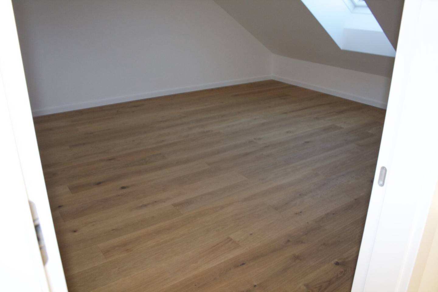 SEHR Grosse Sonnige Dachgeschosswohnung mit Grosser Dachterasse 360° Blick Klmatisiert/Gemeinschaftsgarten/ Garege im Eigentum Möbliert und DAN Küche...