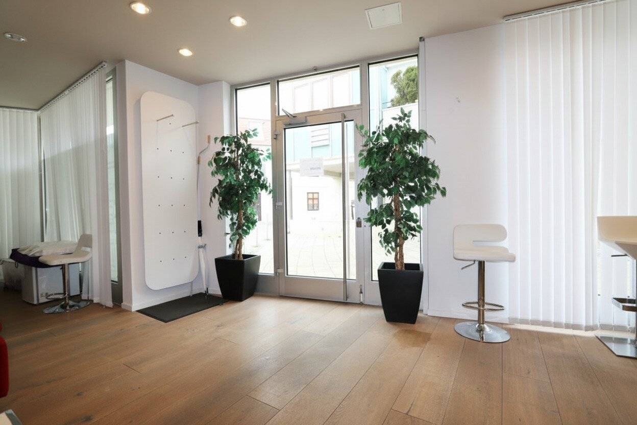 TOPLAGE! Modernes Geschäftslokal, Büro-/Paxisfläche mit ca. 61,75 m² - zentral und trotzdem ruhig gelegen!