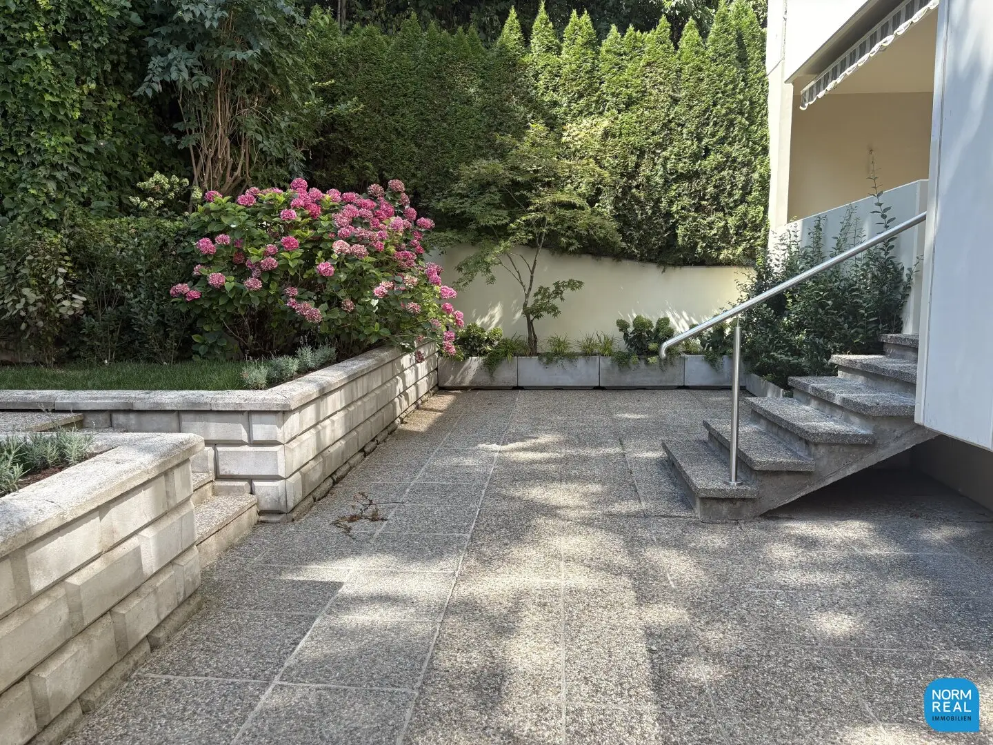 Erstbezug: Elegante Gartenwohnung mit Outdoor Pool