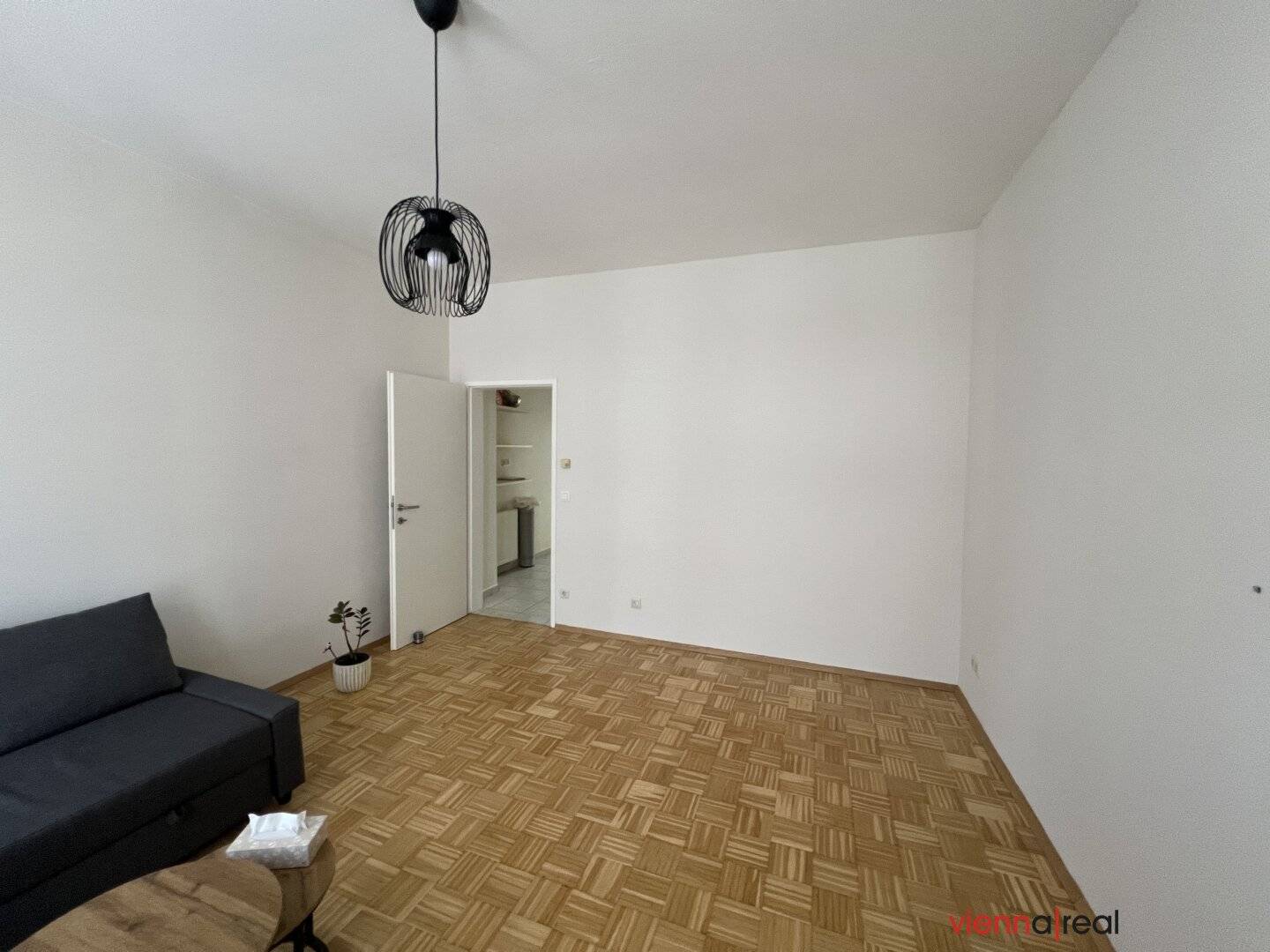 Bright, appealing 2-room apartment with separate kitchen, small bedroom and cellar compartment in beautiful old building