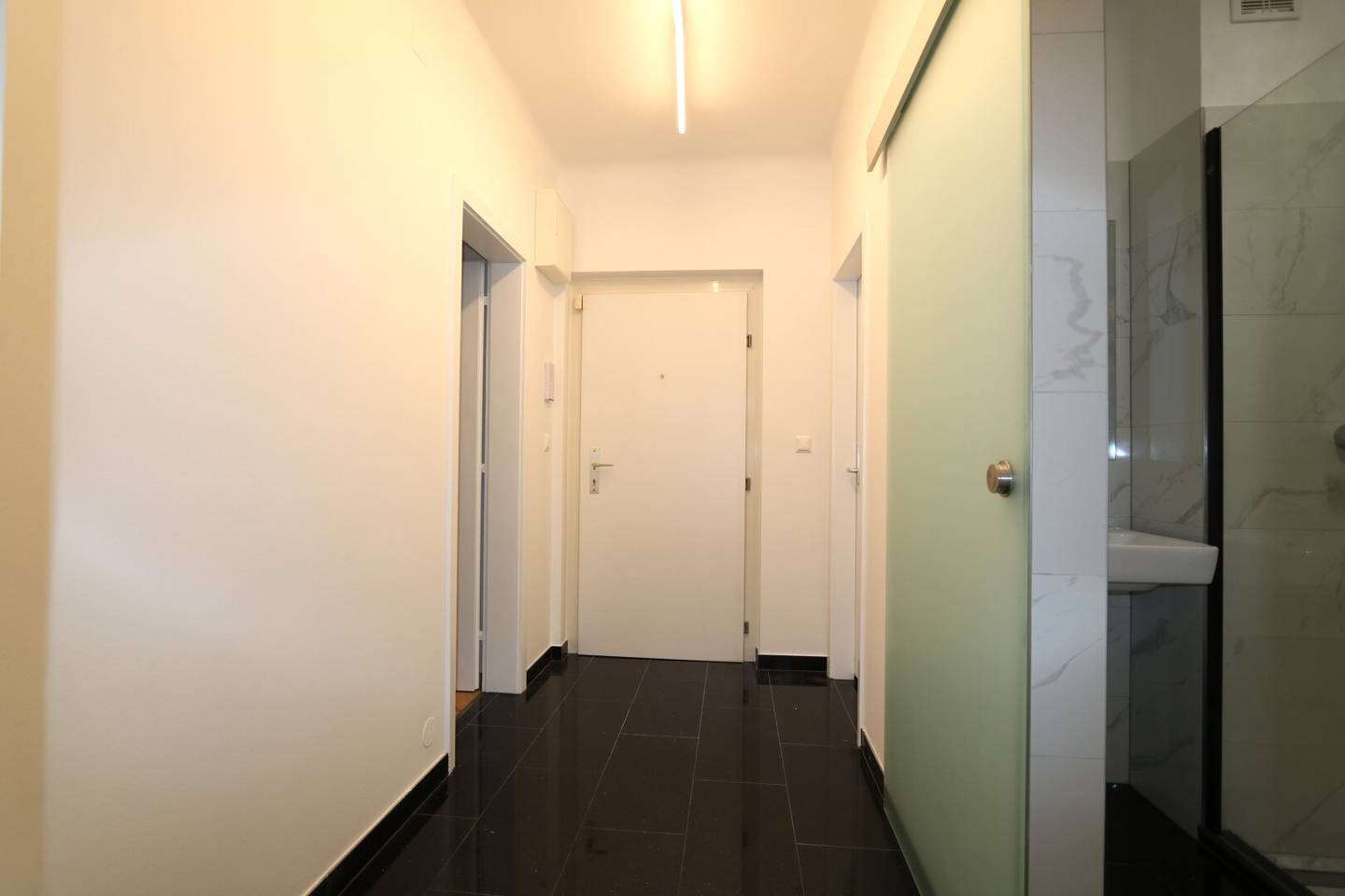 TOP SANIERT, Schöne 2-Zimmer-Eckwohnung mit ostseitiger Loggia und Autoabstellplatz, befristet vermietet