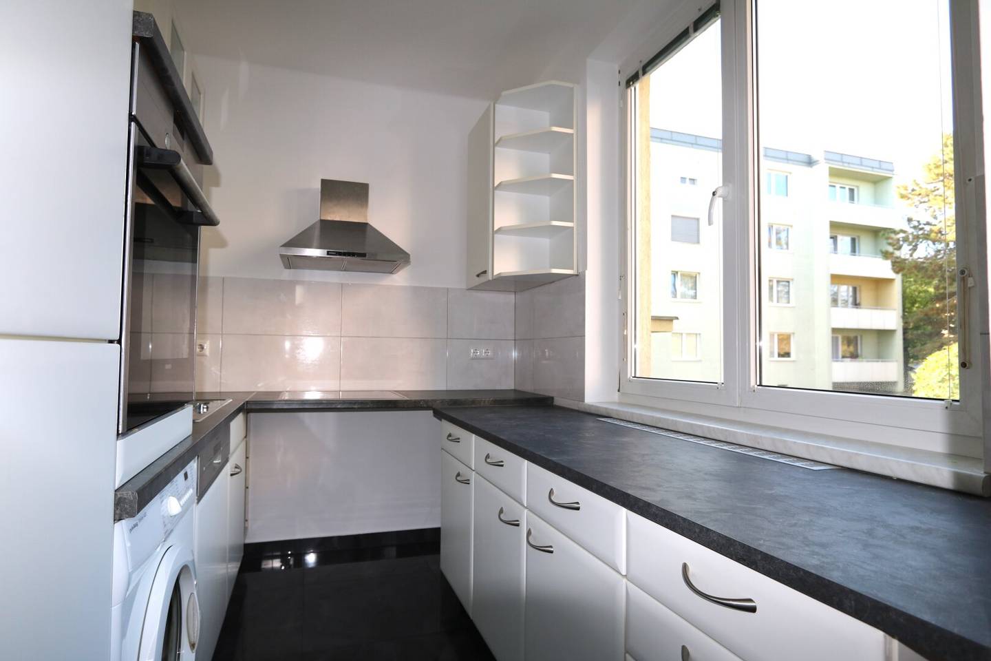 TOP SANIERT, Schöne 2-Zimmer-Eckwohnung mit ostseitiger Loggia und Autoabstellplatz, befristet vermietet
