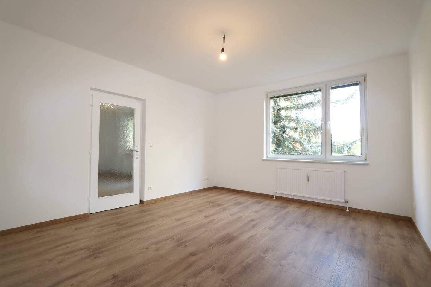TOP SANIERT, Schöne 2-Zimmer-Eckwohnung mit ostseitiger Loggia und Autoabstellplatz, befristet vermietet
