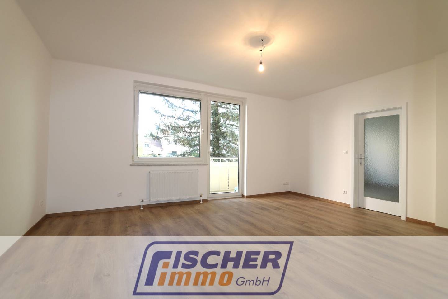 TOP SANIERT, Schöne 2-Zimmer-Eckwohnung mit ostseitiger Loggia und Autoabstellplatz, befristet vermietet