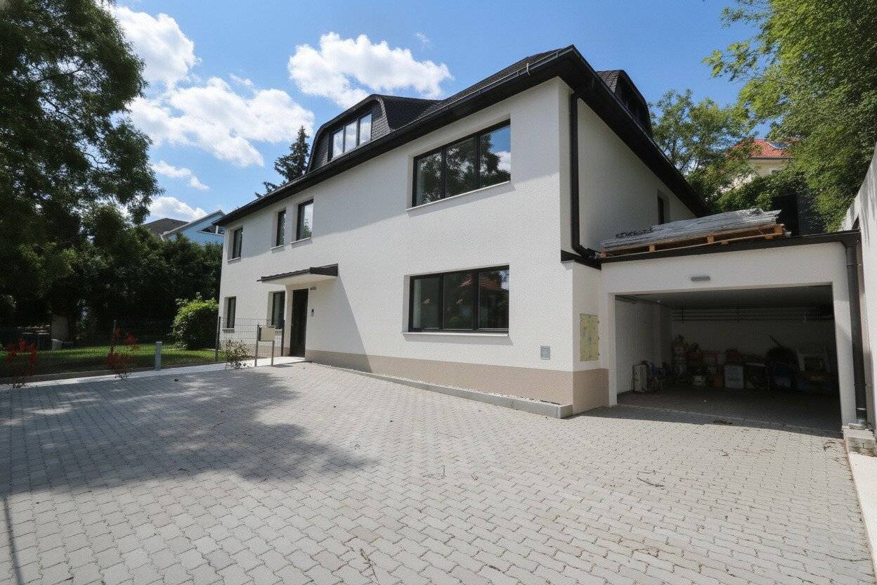 First occupancy after renovation - Modern villa apartment on the top floor with 3 rooms and car parking space in prime residential location