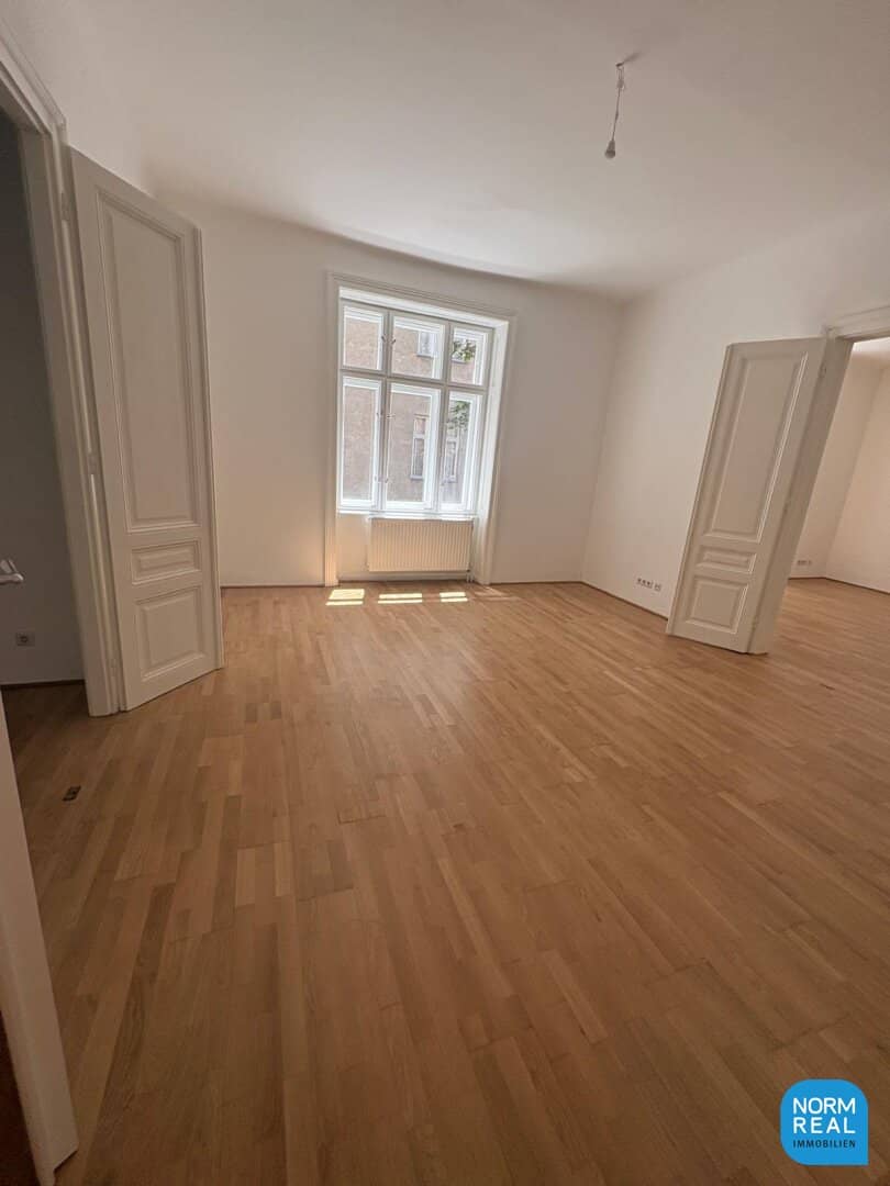 Elegant period apartment floor with rug-beating balcony