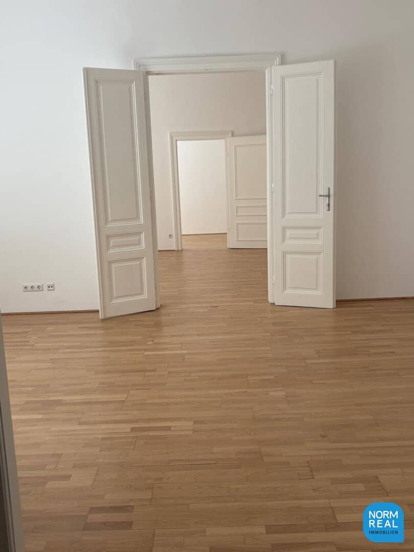 Elegant period apartment floor with rug-beating balcony