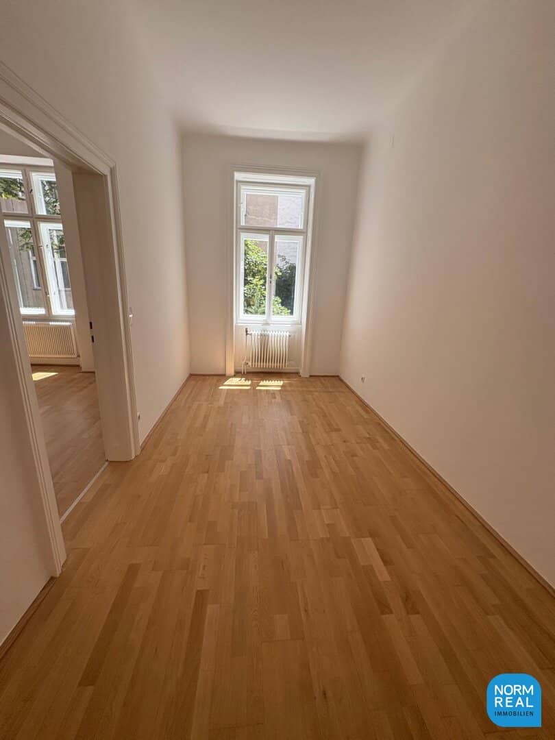 Elegant period apartment floor with rug-beating balcony