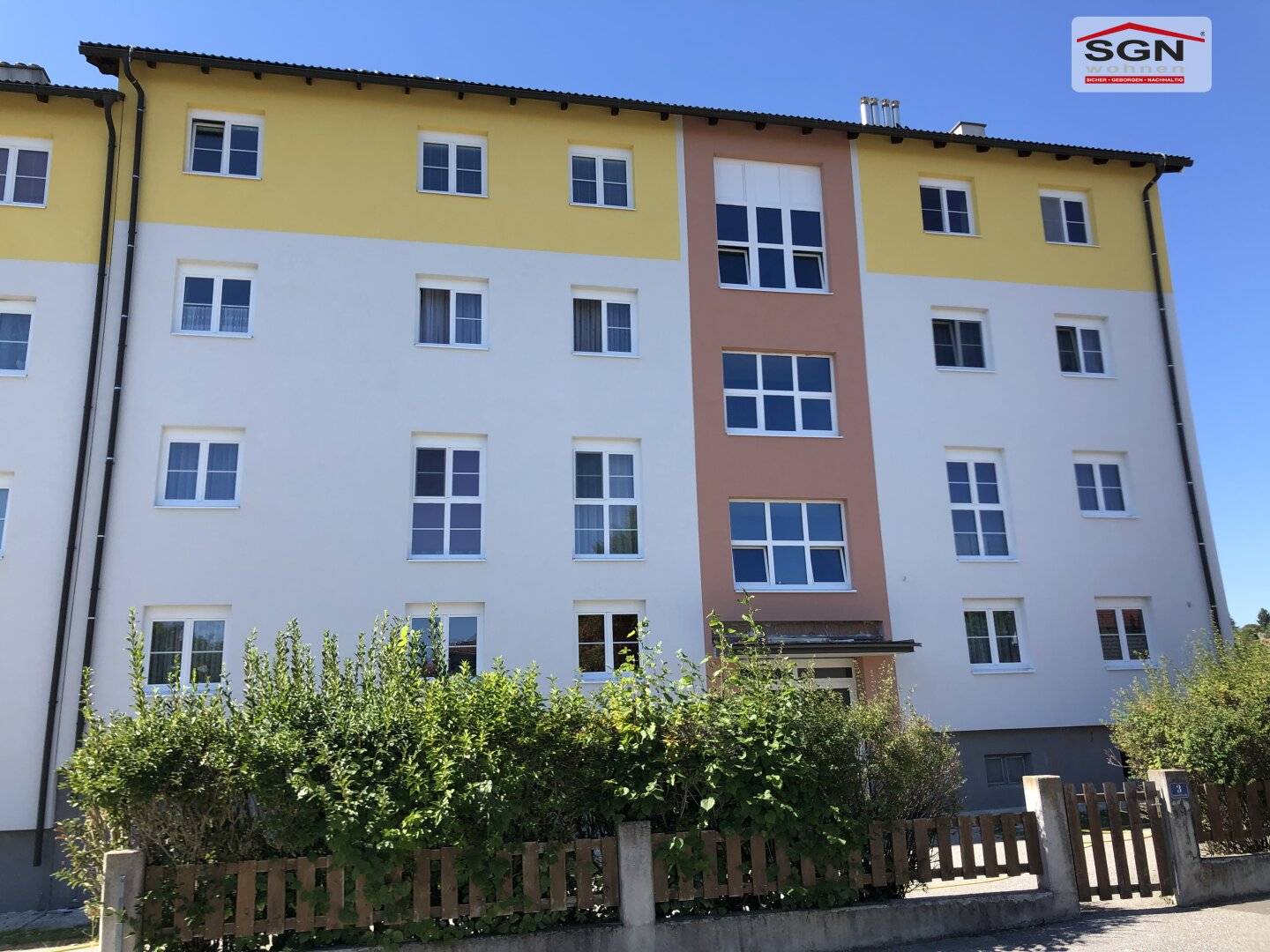 Charming 1-room apartment with loggia and parking in Groß-Siegharts