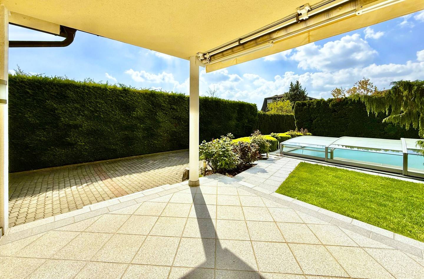 TRAUMHAUS mit Pool &amp; großer Garage | ca. 790m² GFL | ca. 323m² NFL | 5 Zimmer | KLIMA | 2 Balkone | 2 Terrassen | Garten | Top Ausstattung