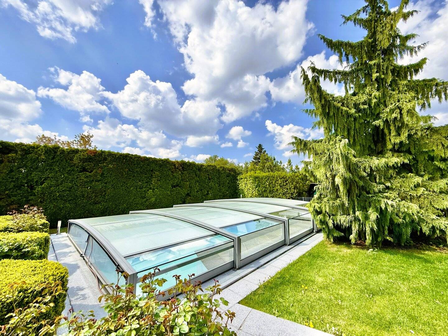 TRAUMHAUS mit Pool &amp; großer Garage | ca. 790m² GFL | ca. 323m² NFL | 5 Zimmer | KLIMA | 2 Balkone | 2 Terrassen | Garten | Top Ausstattung