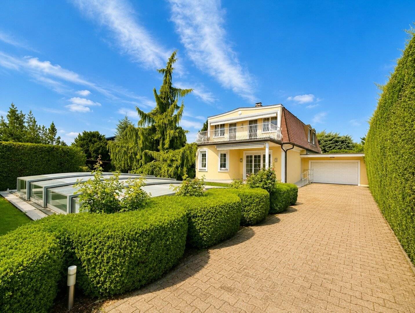 TRAUMHAUS mit Pool &amp; großer Garage | ca. 790m² GFL | ca. 323m² NFL | 5 Zimmer | KLIMA | 2 Balkone | 2 Terrassen | Garten | Top Ausstattung