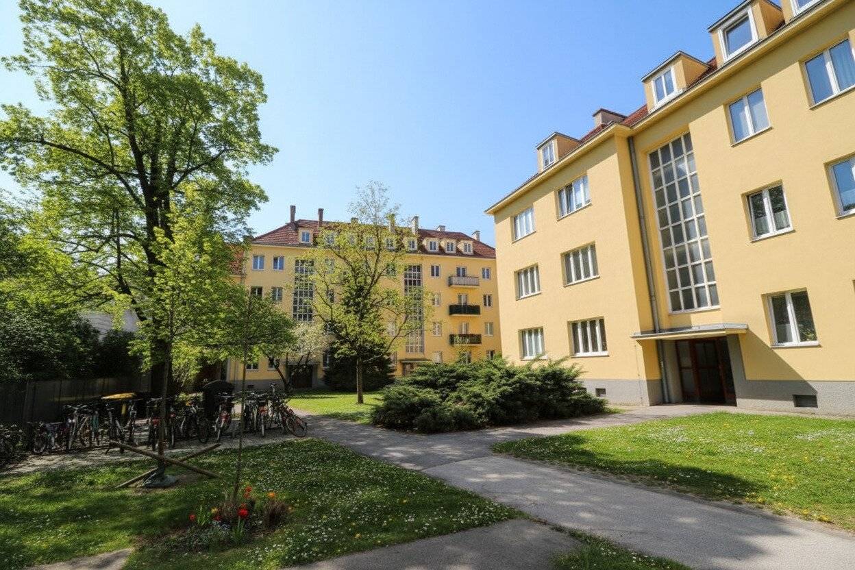 Top-sanierte 2 Zimmer-Wohnung (+ 2 Extra-Zimmer im ausgebauten Dachboden) mit Balkon in perfekter Zentrumslage