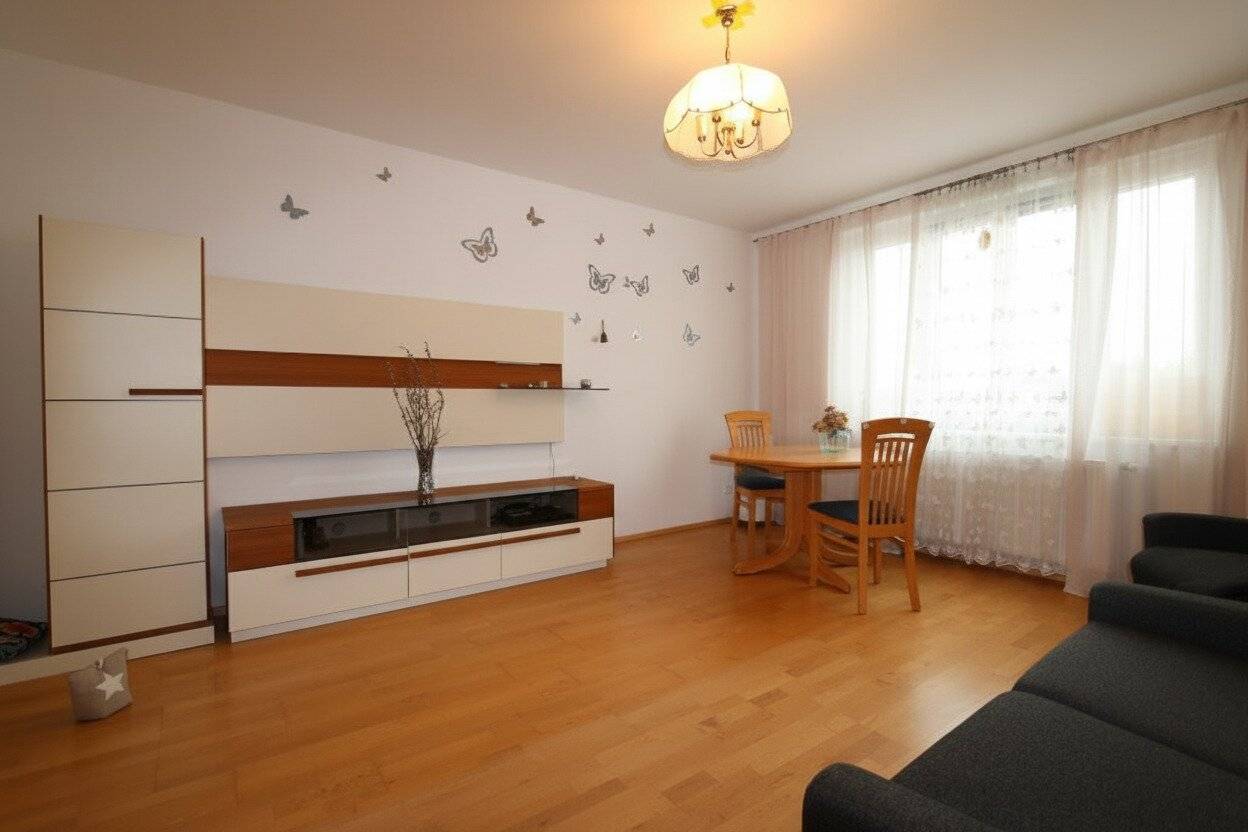 Top-sanierte 2 Zimmer-Wohnung (+ 2 Extra-Zimmer im ausgebauten Dachboden) mit Balkon in perfekter Zentrumslage