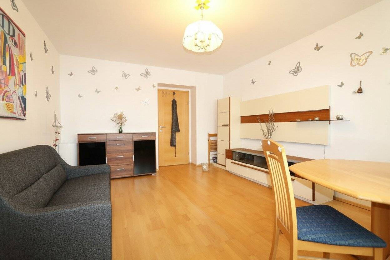 Top-sanierte 2 Zimmer-Wohnung (+ 2 Extra-Zimmer im ausgebauten Dachboden) mit Balkon in perfekter Zentrumslage