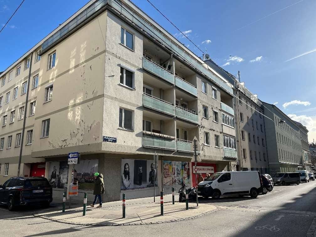 First occupancy after complete renovation Bright 3-room apartment near Brunnenmarkt