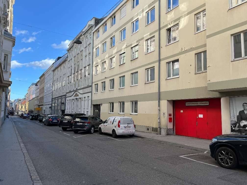 First occupancy after complete renovation Bright 3-room apartment near Brunnenmarkt