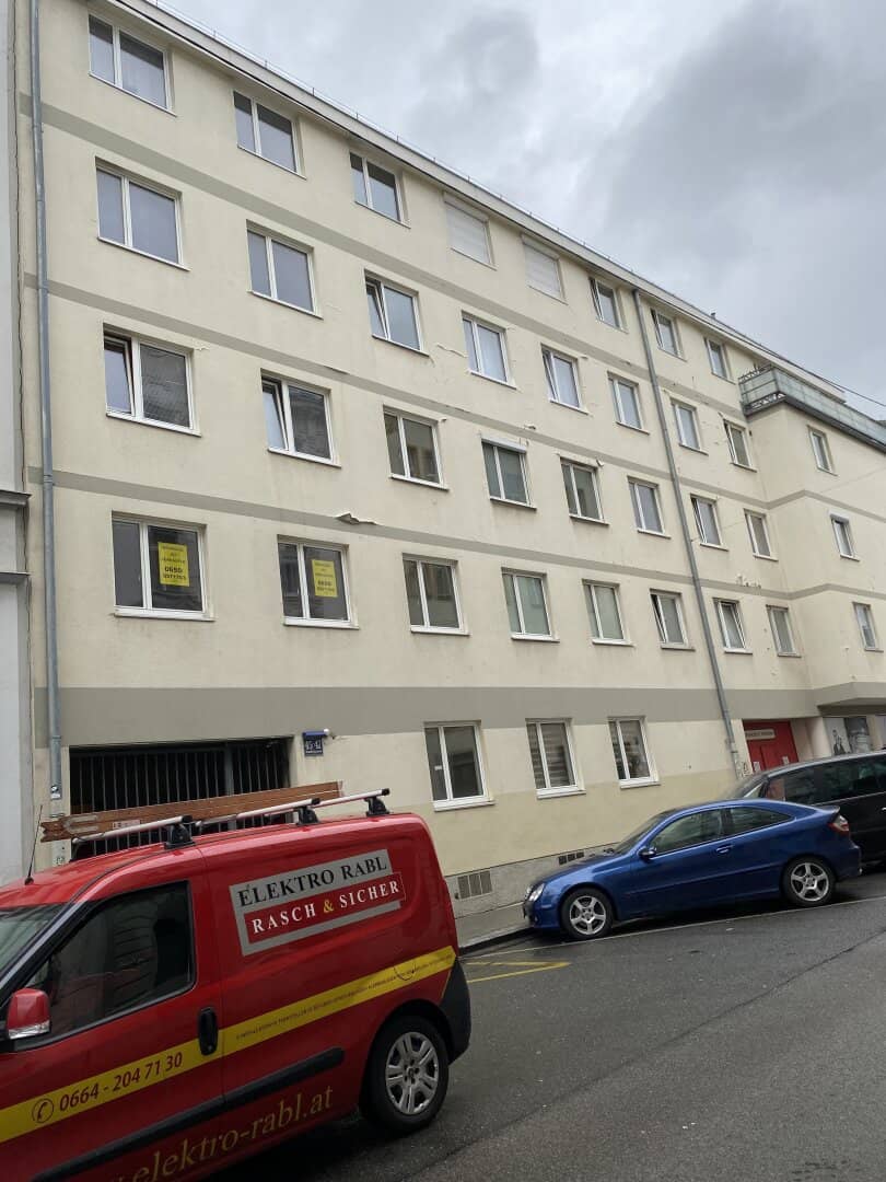 First occupancy after complete renovation Bright 3-room apartment near Brunnenmarkt