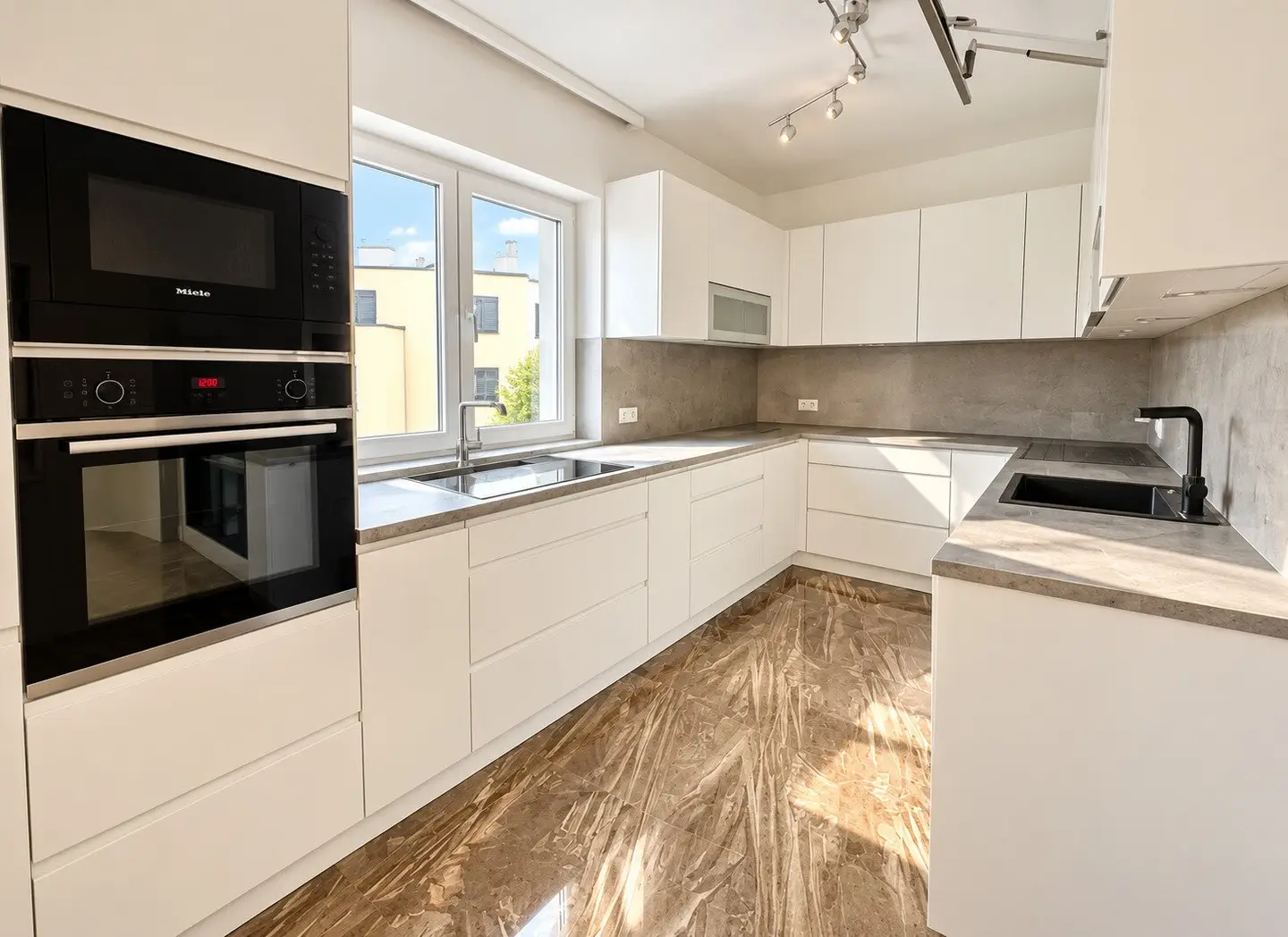 BALKONHIT | 4 Zimmer | ca. 88 m² gew. NFL | Neubau | Hofruhelage | Lift
