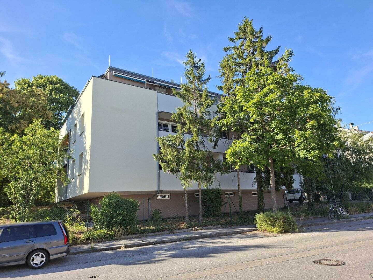 Schöne 3-Zimmer-Wohnung mit ca. 9 m² großen Süd-Loggia in perfekter Lage mit Nähe zu Zentrum und Bahnhof