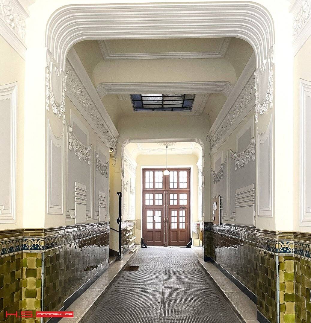 New top price prime location 124 m² floor apartment needs renovation green view beautiful period building no elevator