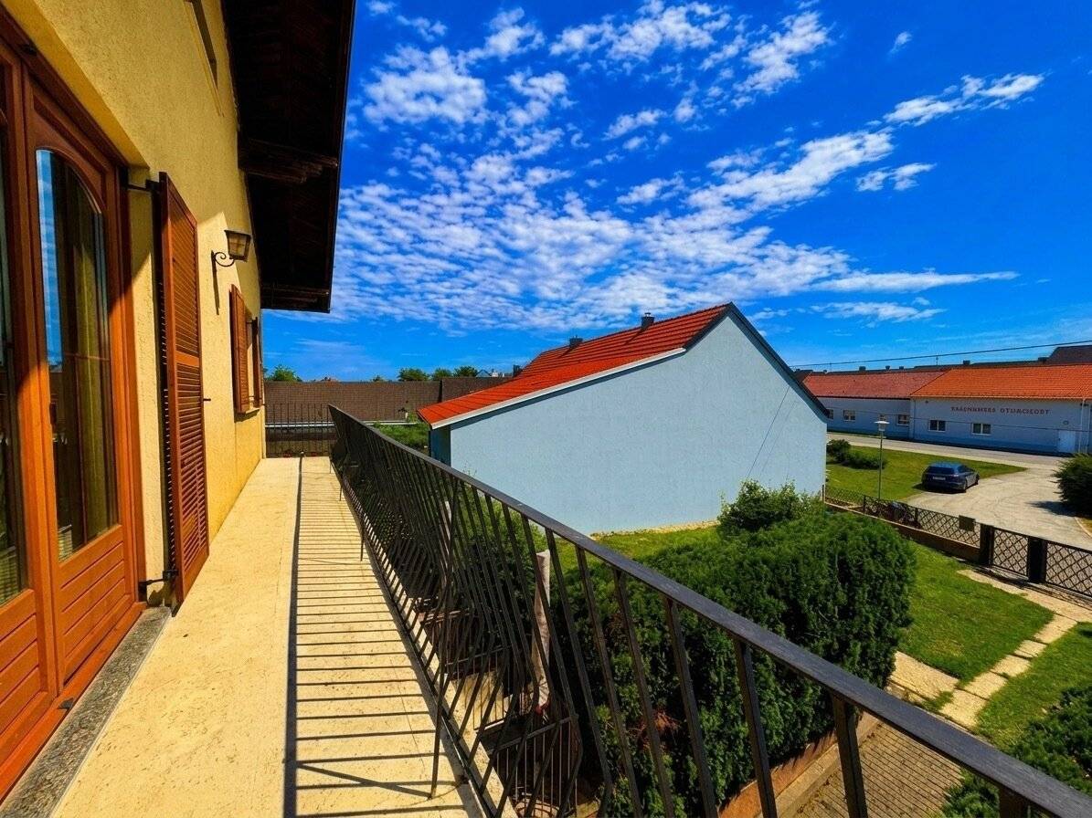 LANDHAUS MIT CHARME | BJ ca. 1976 | 10 Zimmer | ca. 280 m² WFL | 2.300 m² Grundstück | Terrasse | Garage | Shuttle-Service Kindergarten &amp; Volksschule