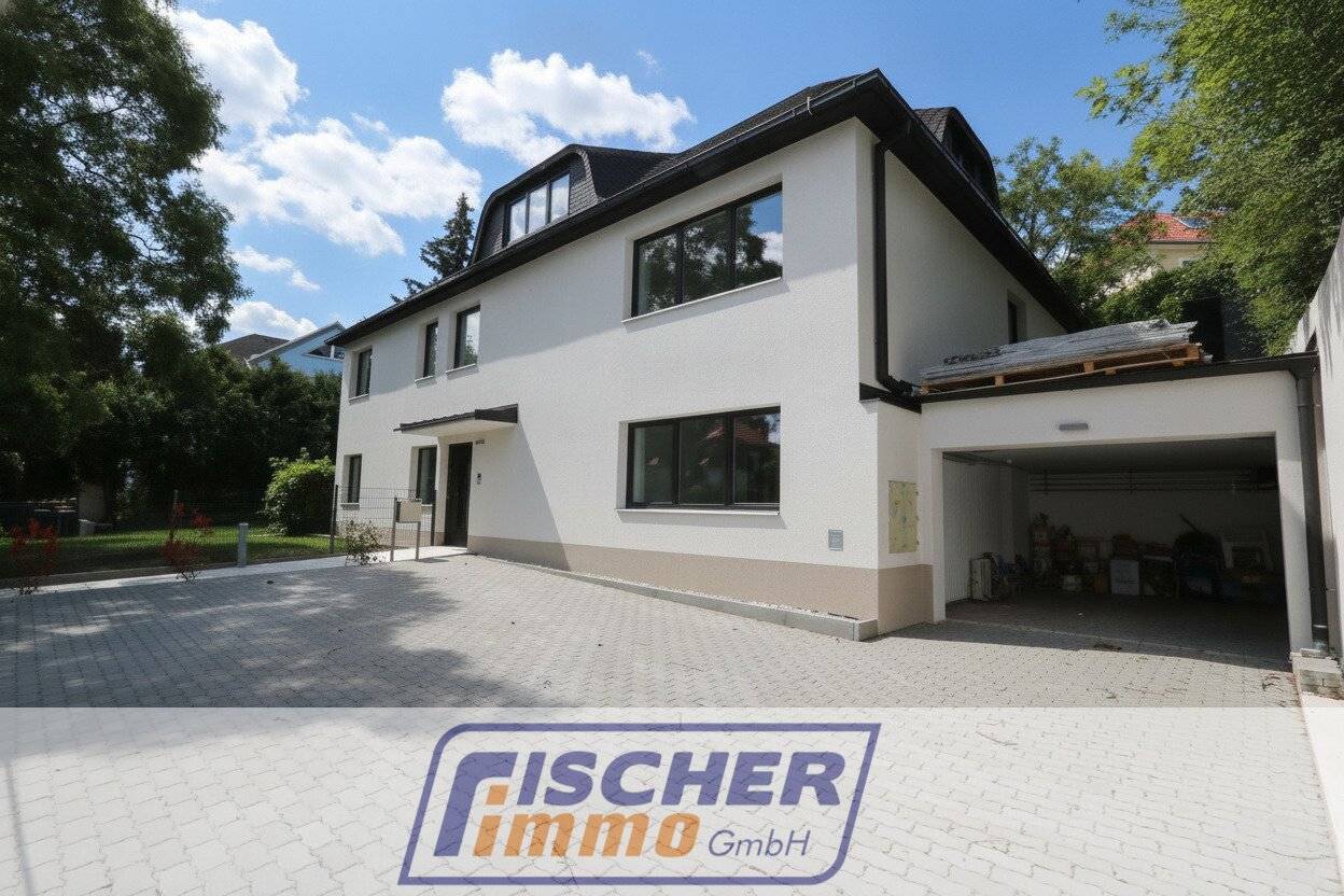 First occupancy after renovation - Modern villa apartment on the top floor with 3 rooms and car parking space in prime residential location