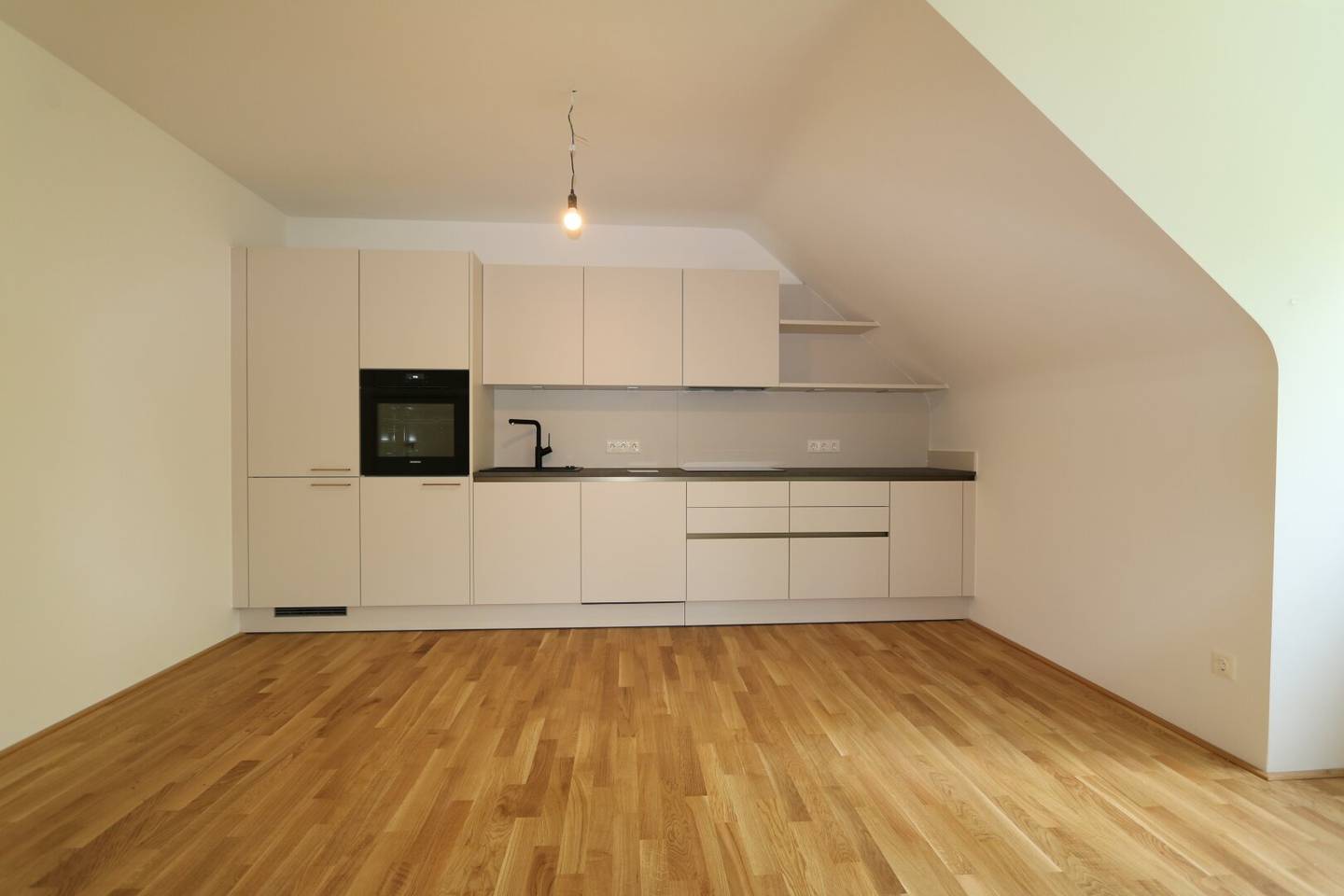 First occupancy after renovation - Modern villa apartment on the top floor with 3 rooms and car parking space in prime residential location