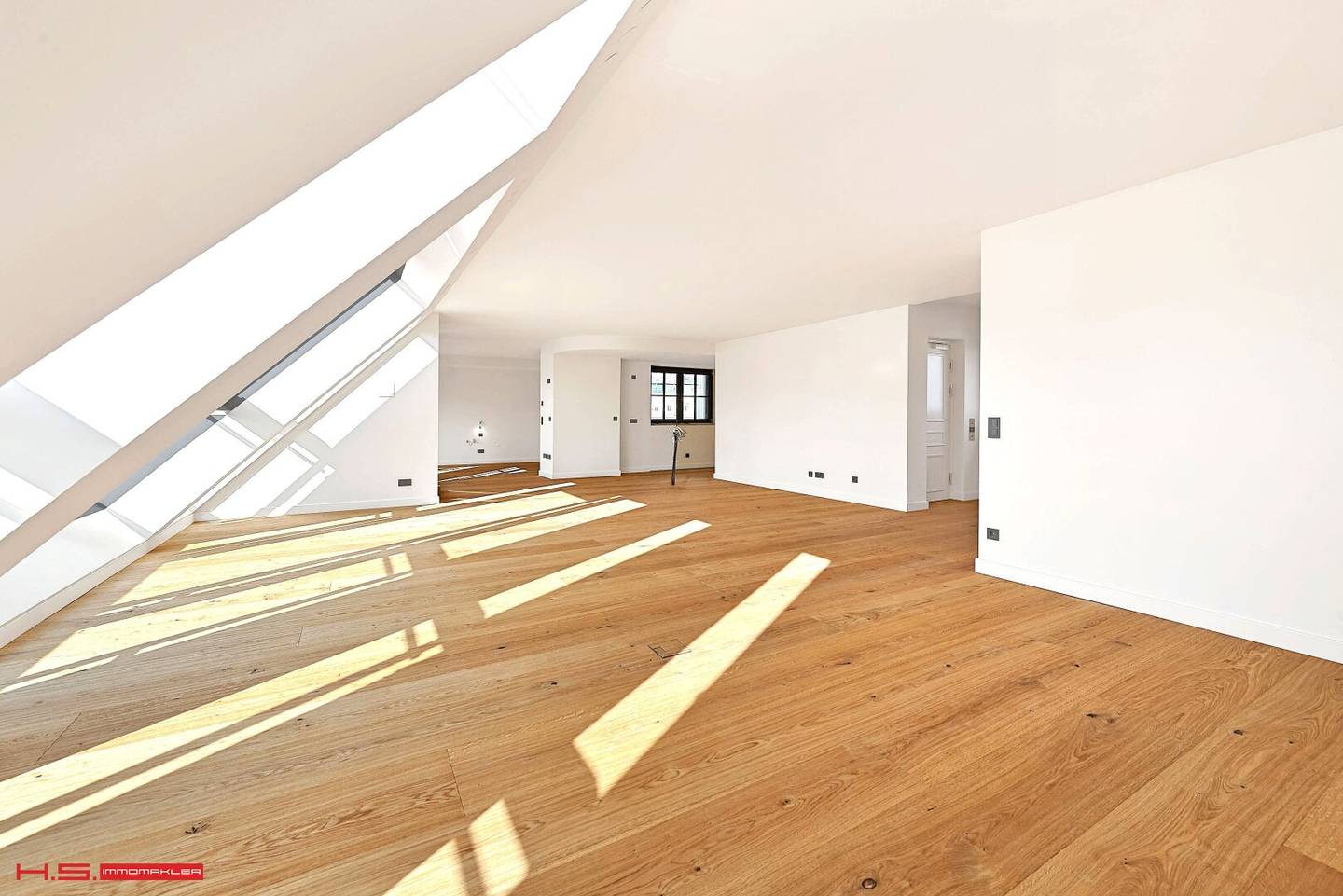 THE PENTHOUSE WITH WIDE VIEWS - OPEN SPACE LAYOUT - 2 DIRECT TERRACES + 1 FANTASTIC XL ROOFTOP AREA - VIEW OVER VIENNA - HIGH-END PERFECTION