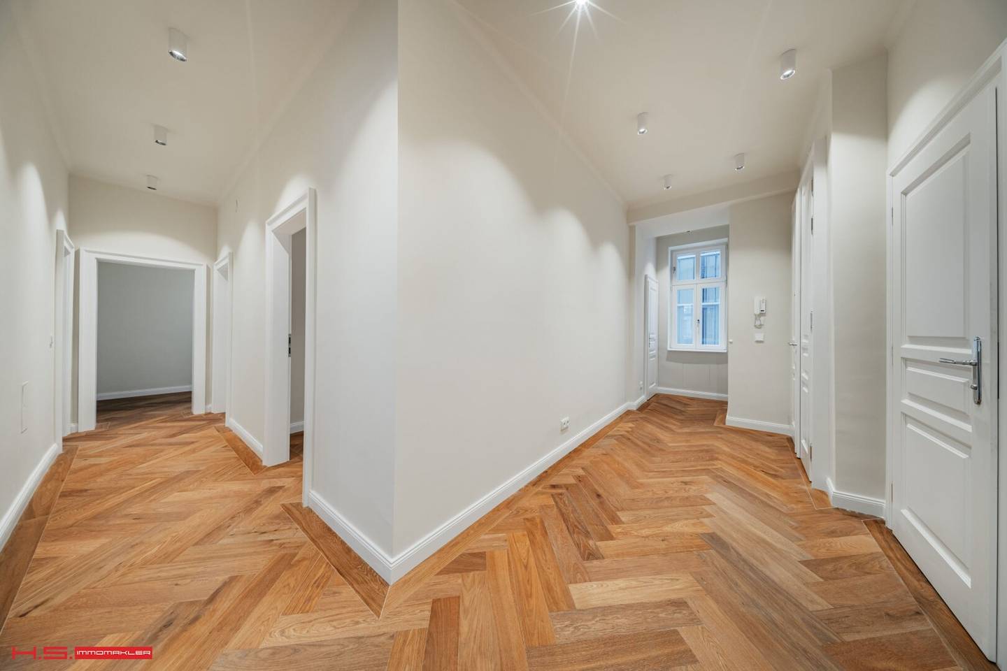 AT THE NEW PRICE - FIRST OCCUPANCY - HIGH END STANDARD - 4 ROOMS (!) - 2 BATHROOMS - 2 WCs - RENOVATED PERIOD JEWEL
