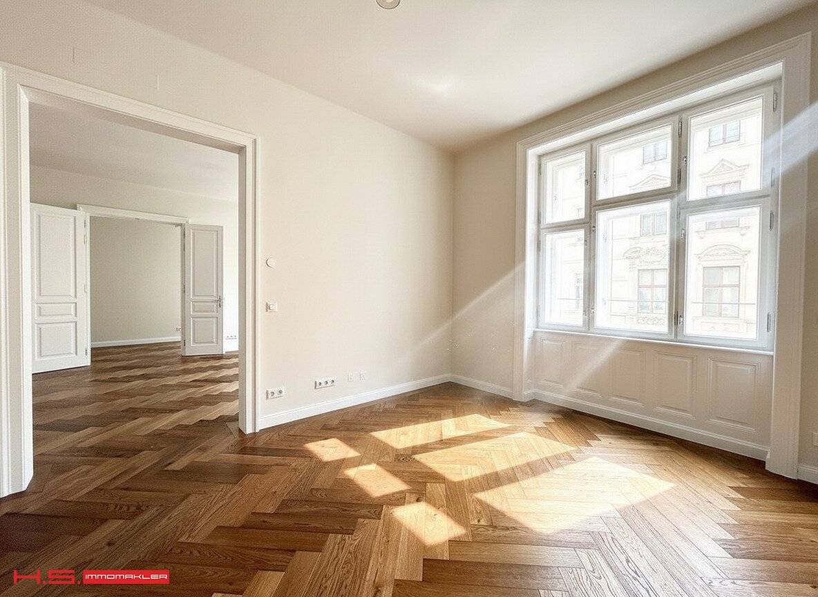 AT THE NEW PRICE - FIRST OCCUPANCY - HIGH END STANDARD - 4 ROOMS (!) - 2 BATHROOMS - 2 WCs - RENOVATED PERIOD JEWEL