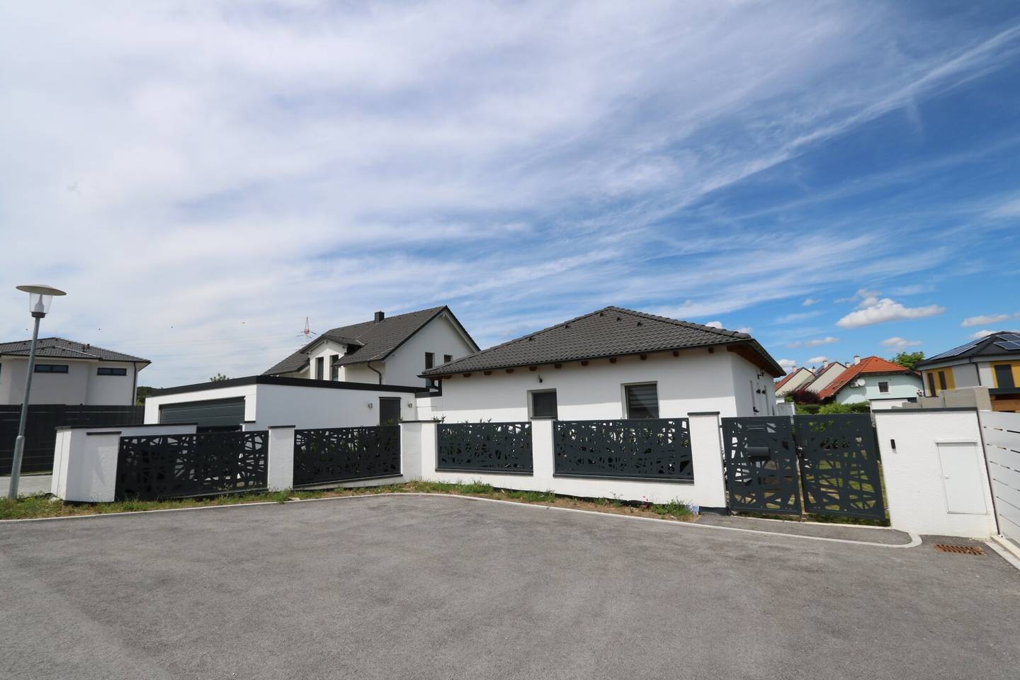Neuwertiger Bungalow (BJ 2016) mit 4-Zimmern und Doppelgarage in Siedlungslage