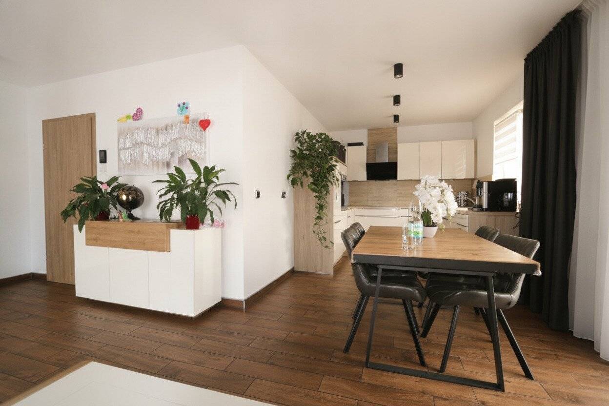 Neuwertiger Bungalow (BJ 2016) mit 4-Zimmern und Doppelgarage in Siedlungslage