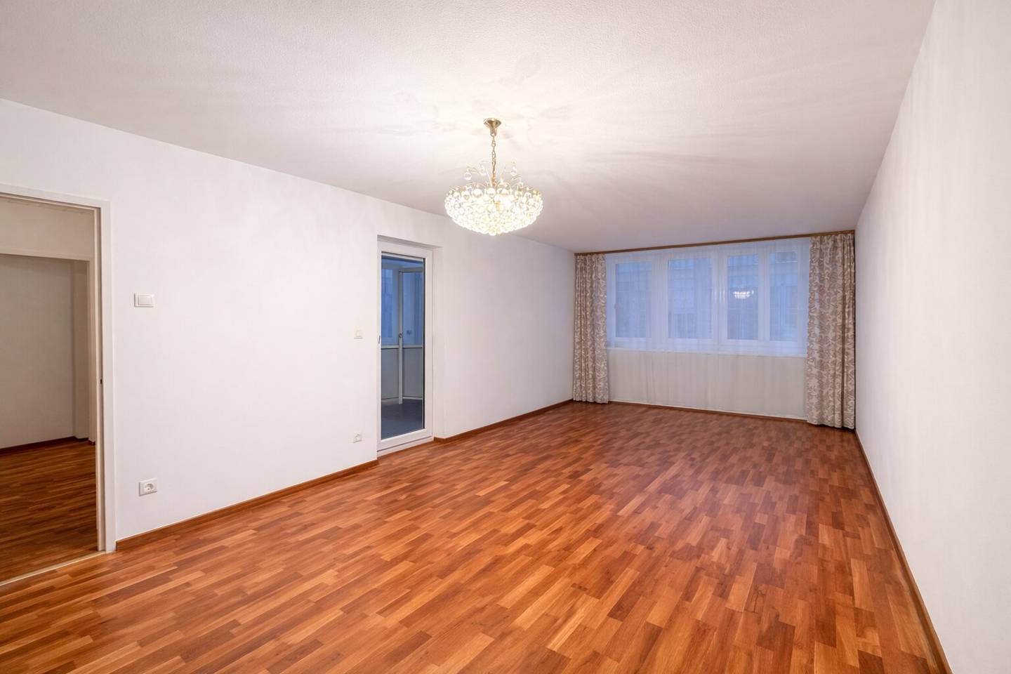 FAMILIENHIT | Erstbezug nach Sanierung | 5 Zimmer | ca. 128 m² NFL | 3 Loggien | Freier Mietzins