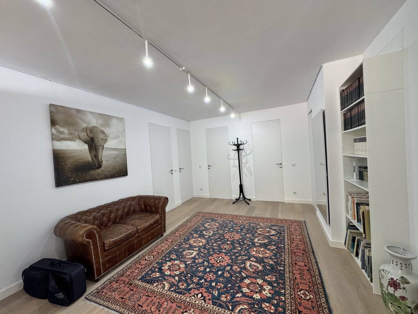 FAMILIENHIT | Erstbezug nach Sanierung | 5 Zimmer | ca. 189 m² gew. NFL | 3 Balkone | Stellplatz