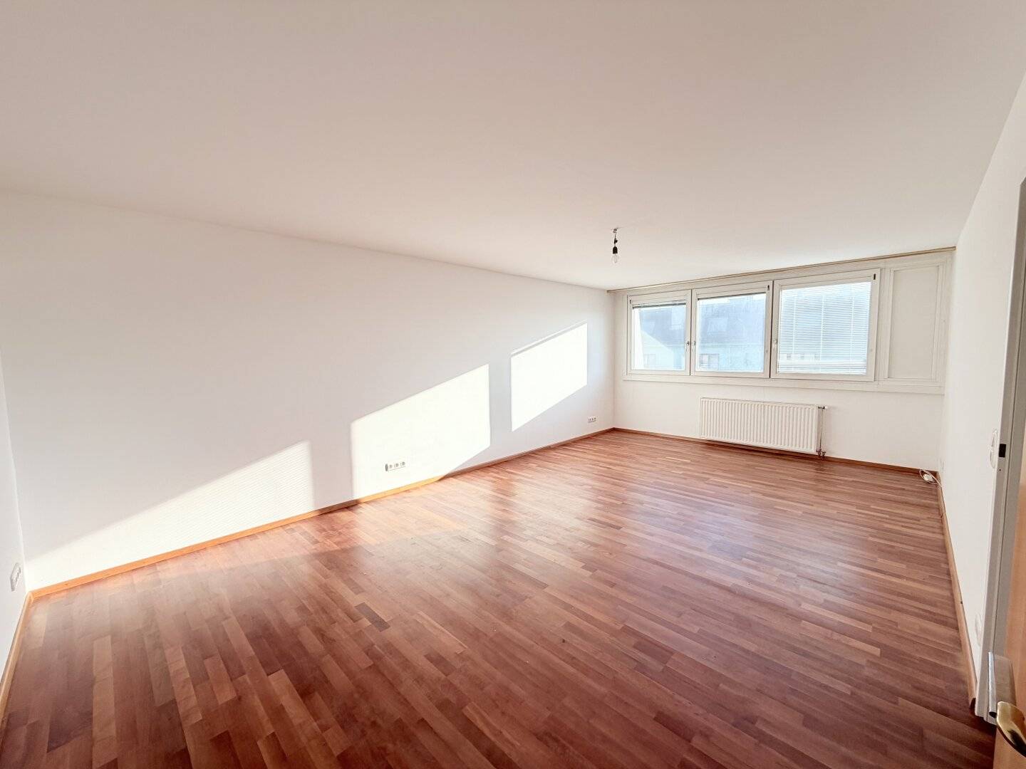 GLORIETTE VIEW | Renovated 3-room apartment | approx. 83 m² living space | Elevator | Garage optional