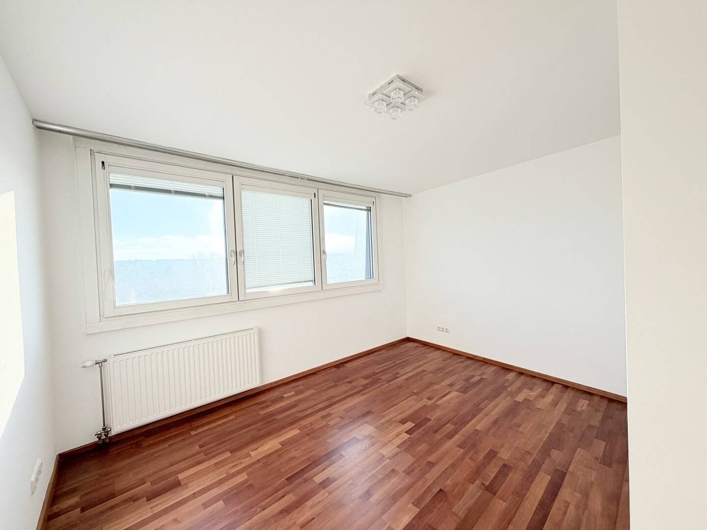 GLORIETTE VIEW | Renovated 3-room apartment | approx. 83 m² living space | Elevator | Garage optional