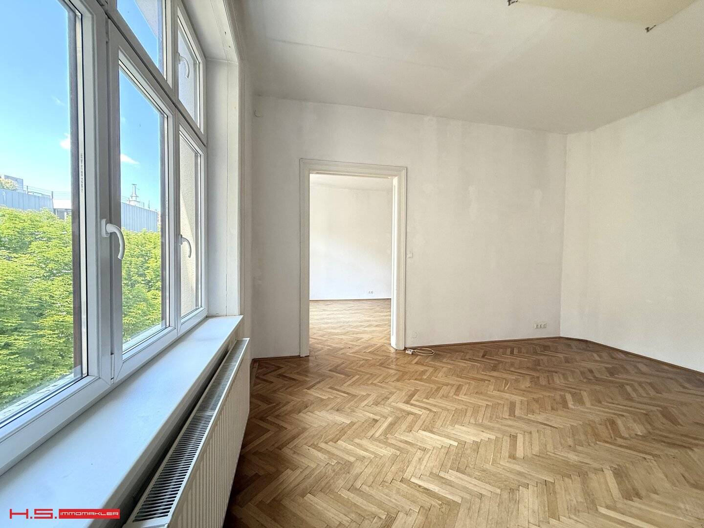 Perfect period apartment 8 m² balcony extension possible partial renovation needed sunny green view magnificent period building 4th floor courtyard location