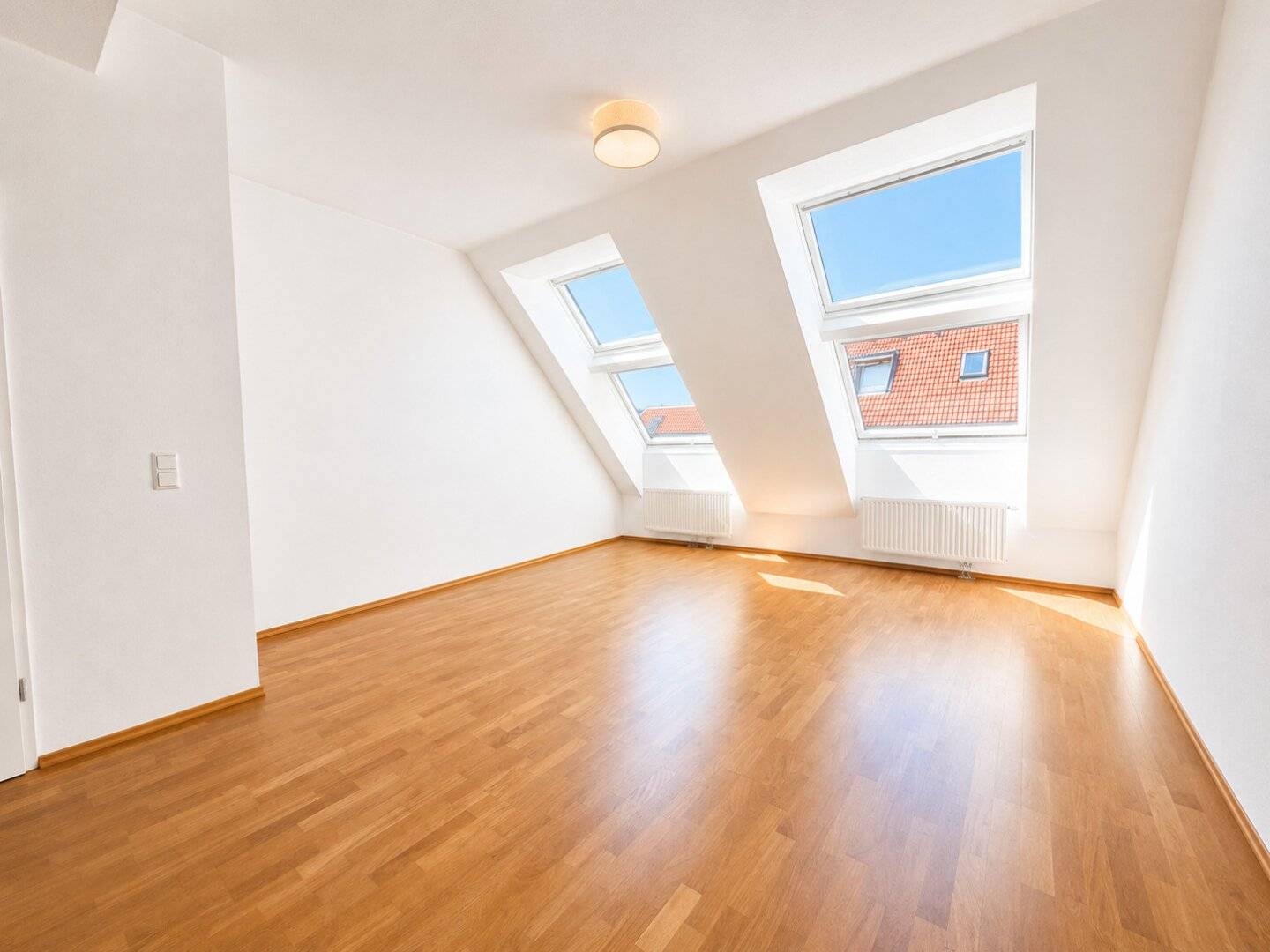 Penthouse feeling above the roofs of Vienna | Still tenanted | Built in 2004 | 3 rooms | approx. 77 m² living area | 52 m² terrace | balcony | garage | lift