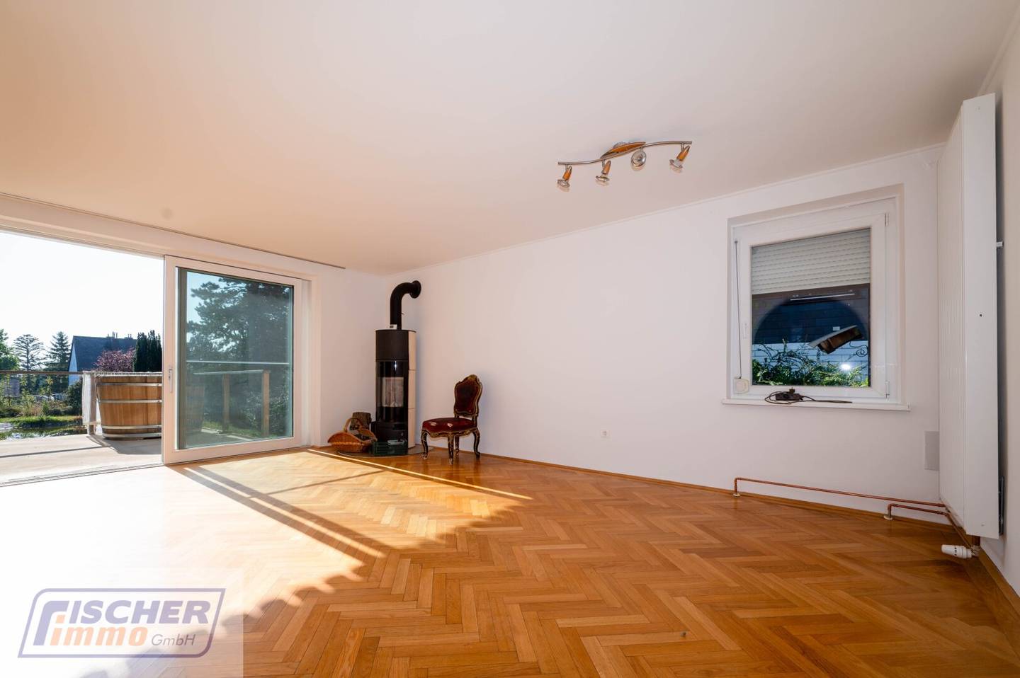 Hardly any energy costs! Single-family house with swimming pond and large plot